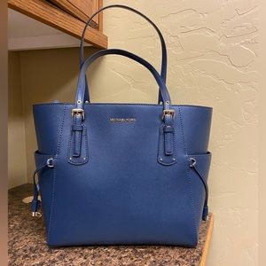 Michael Kors Voyager Small Tote Purse in Navy